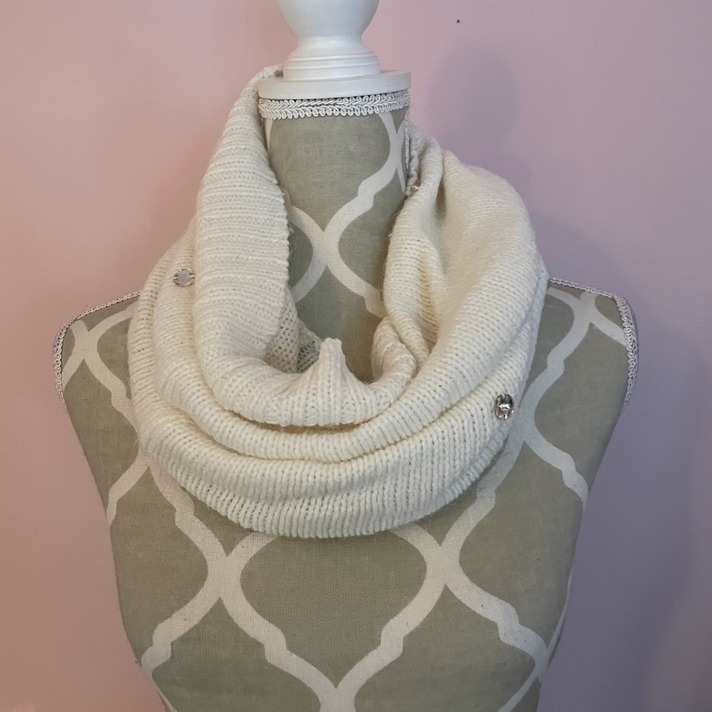 White knit embellished brand new hat and scarf set - Picture 4 of 5